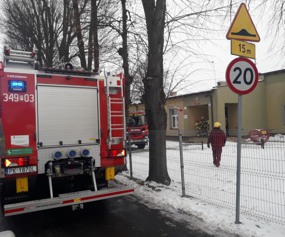Ogień w Szkole Podstawowej w Sulisławicach! Na miejscu kilka zastępów straży pożarnej [ZDJĘCIA]
