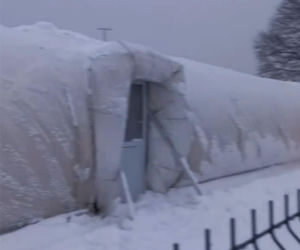 Na lodowisku zapadł się dach