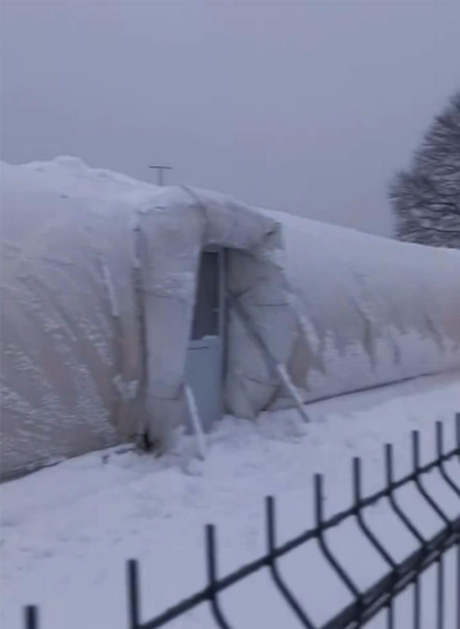 Na lodowisku zapadł się dach