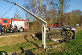 Stoczek. Jedna osoba nie żyje, dwie ranne! Wypadły z Kii Rio, która złamała słup energetyczny [ZDJĘCIA]