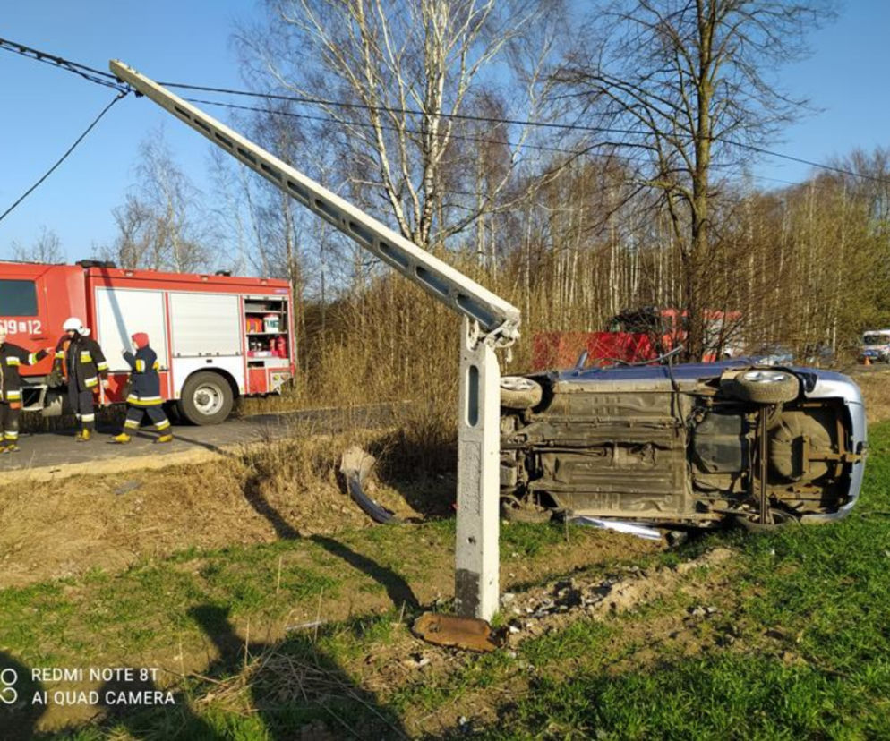 Stoczek. Jedna osoba nie żyje, dwie ranne! Wypadły z Kii Rio, która złamała słup energetyczny [ZDJĘCIA]