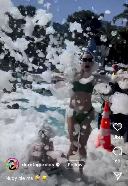 Dorota Gardias wije się w pianie, ubrana w skąpe bikini