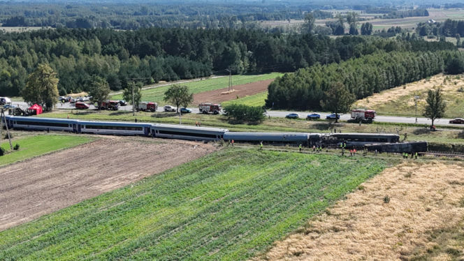 Wstrząsające zdjęcia z katastrofy kolejowej na Mazowszu
