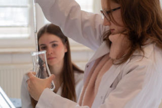 Fartuchy, probówki i prawdziwa nauka. Uczniowie z regionu opanowali Collegium Medicum w Bydgoszczy!