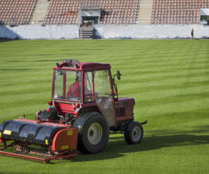 Wiosenna regeneracja murawy boisk – sprawdzona checklista po zimie