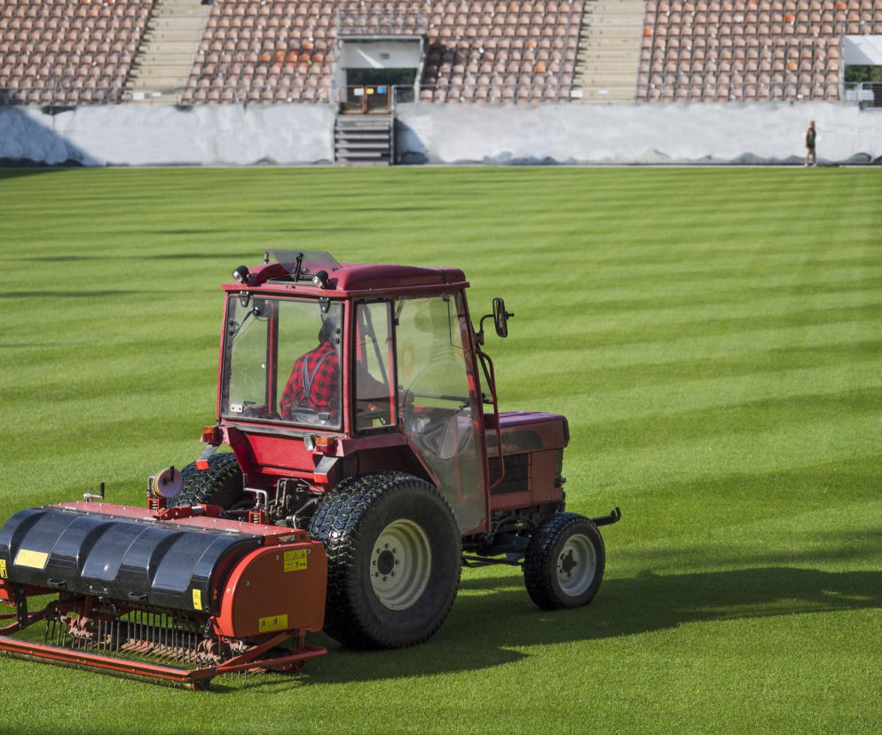 Wiosenna regeneracja murawy boisk – sprawdzona checklista po zimie