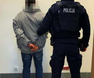 Białystok. Mężczyźni w kapturach kombinowali coś na parkingu. Wezwano policję