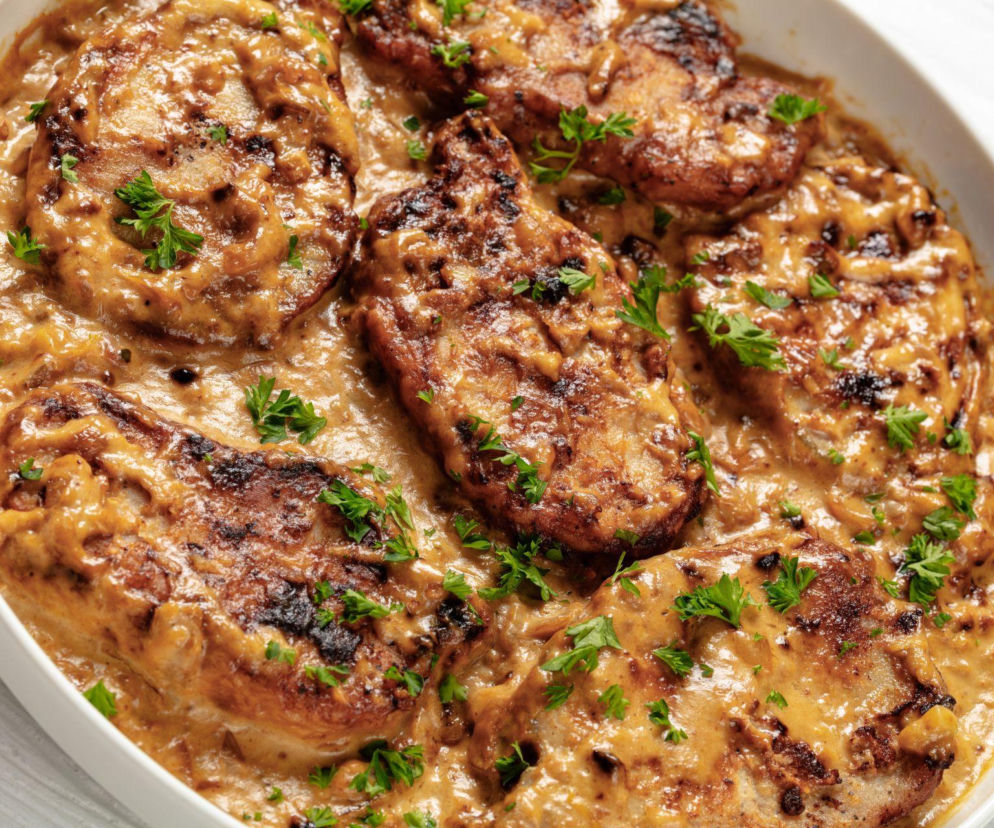 Kotlety schabowe w sosie cebulowo-musztardowym – miękkie jak nigdy, z sosem który robi całą robotę