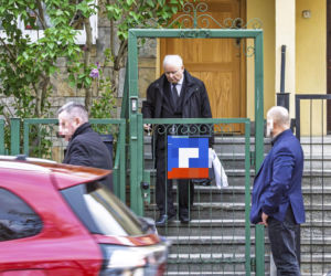 Prezesowi znów wiercą za ścianą