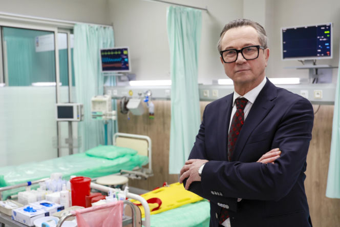 Piotr Cyrwus kiedyś i dziś. Tak przez lata zmieniał się aktor znany z roli Ryśka w "Klanie"