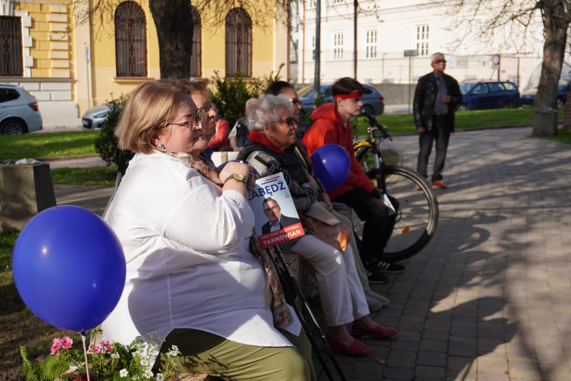 Henryk Łabędź spotkał się z mieszkańcami Tarnowa na skwerze Alicji i Jana Preiss