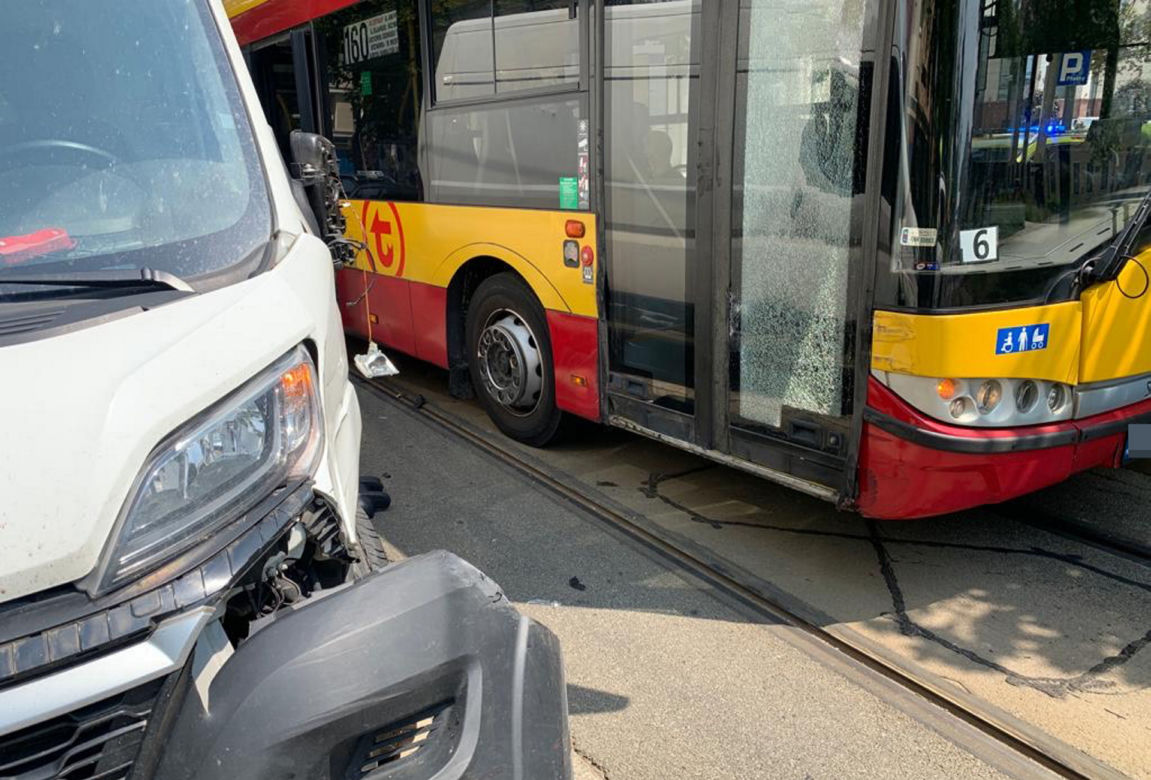 Kolejny wypadek z udziałem miejskiego autobusu w Warszawie. Ranni pasażerowie, poważne utrudnienia