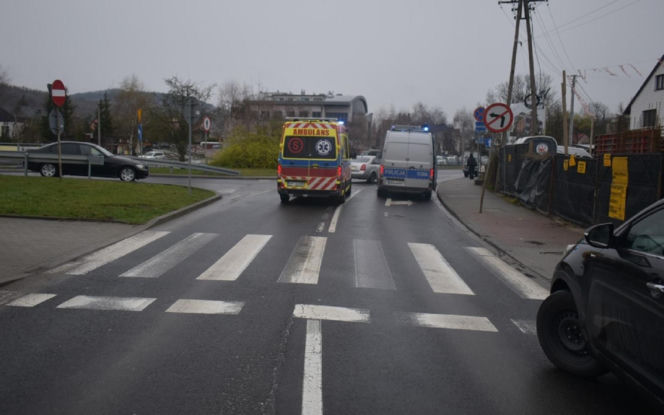 Młodzieniec wjechał w kobietę na pasach. 36-latka wylądowała w szpitalu