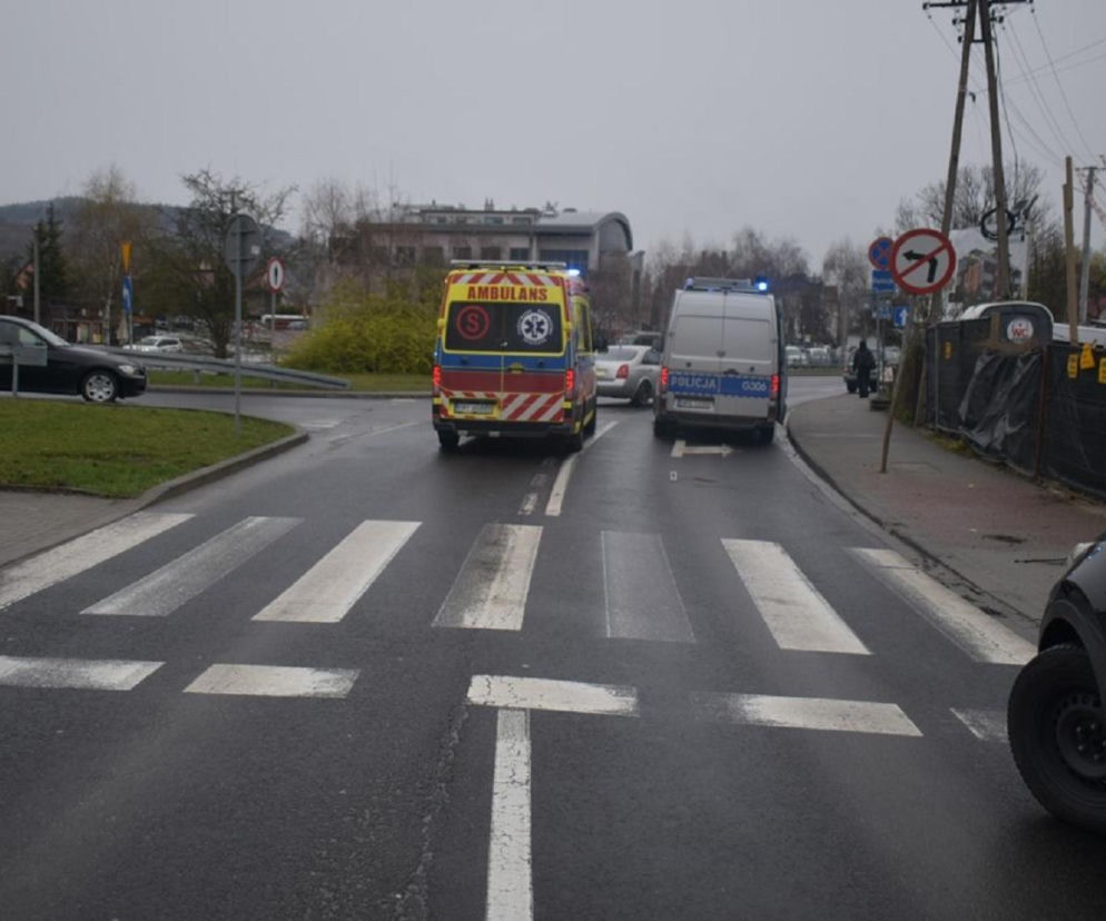Młodzieniec wjechał w kobietę na pasach. 36-latka wylądowała w szpitalu