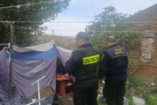 Koczowiska bezdomnych. Straż Miejska w Inowrocławiu sprawdza je przed zimą