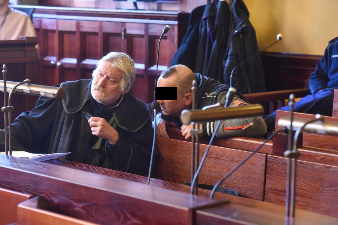 Początek procesu mężczyzny, który na ulicy odgryzł nos żonie 