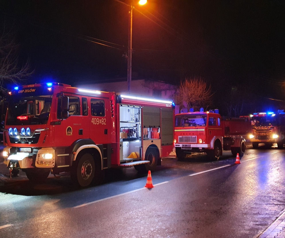Zelów: 2-godzinna walka z pożarem kotłowni! W akcji ranny został strażak