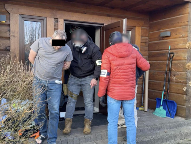 "Laboratorium śmierci" na Mazowszu. Kontrterroryści znaleźli kilogramy narkotyków i przedziwne przedmioty