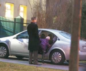 Burmistrz Śródmieścia wozi dzieci służbową limuzyną