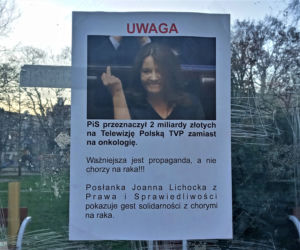 Plakaty z gestem Joanny Lichockiej pojawiły się na przystankach komunikacji miejskiej w Szczecinie