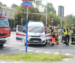 Wypadek karetki na skrzyżowaniu ulic Bukowińskiej i Wilanowskiej