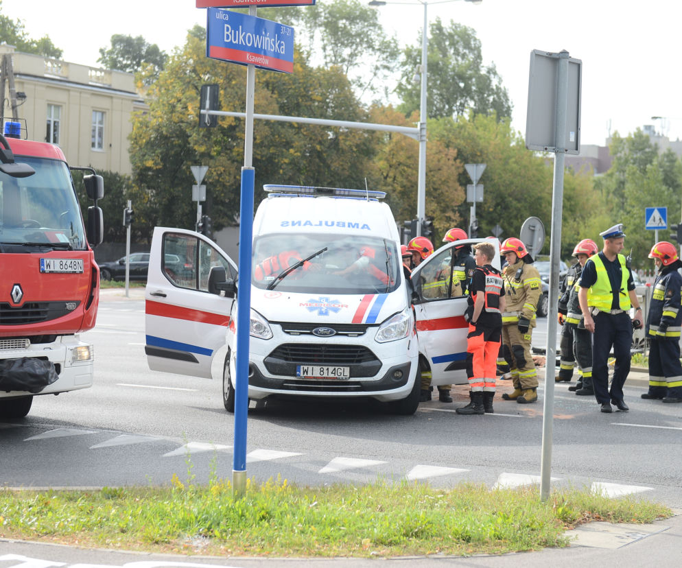 Wypadek karetki na skrzyżowaniu ulic Bukowińskiej i Wilanowskiej