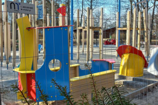 Statek w naprawie, pająk już jest. Trwa modernizacja placu zabaw w Parku Tysiąclecia w Lesznie