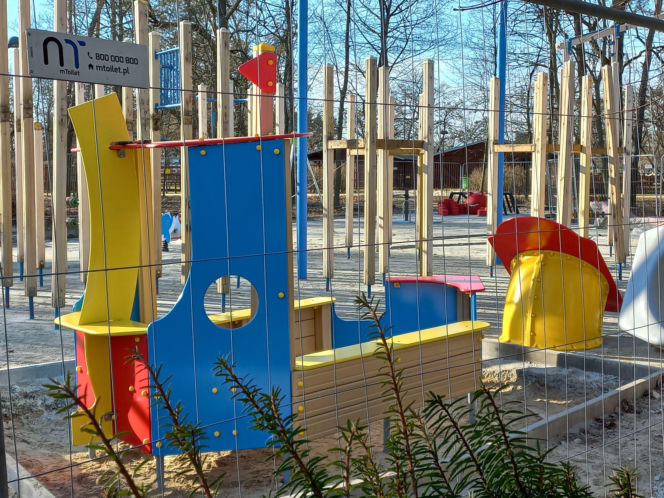 Statek w naprawie, pająk już jest. Trwa modernizacja placu zabaw w Parku Tysiąclecia w Lesznie