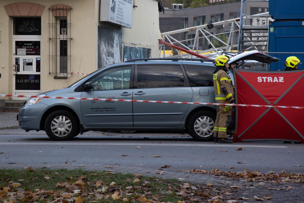 Wieliczka. Dźwig przewrócił się na kontener pracowniczy