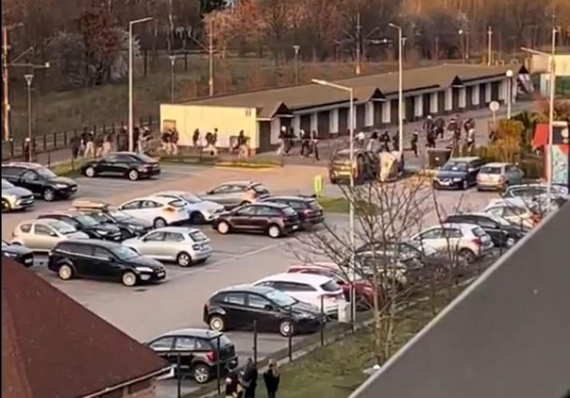 Tłum nastolatków szedł ulicami Gdańska, wykrzykując agresywne hasła. Interweniowała policja
