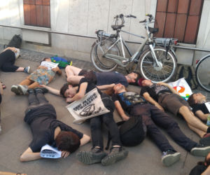 Wymieranie. Protest przed Urzędem Miasta