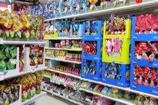 Gdzie kupić najtaniej białą kiełbasę, majonez, jaja, masło i cukier na Wielkanoc 2026? Sprawdzamy aktualne ceny w pięciu sieciach