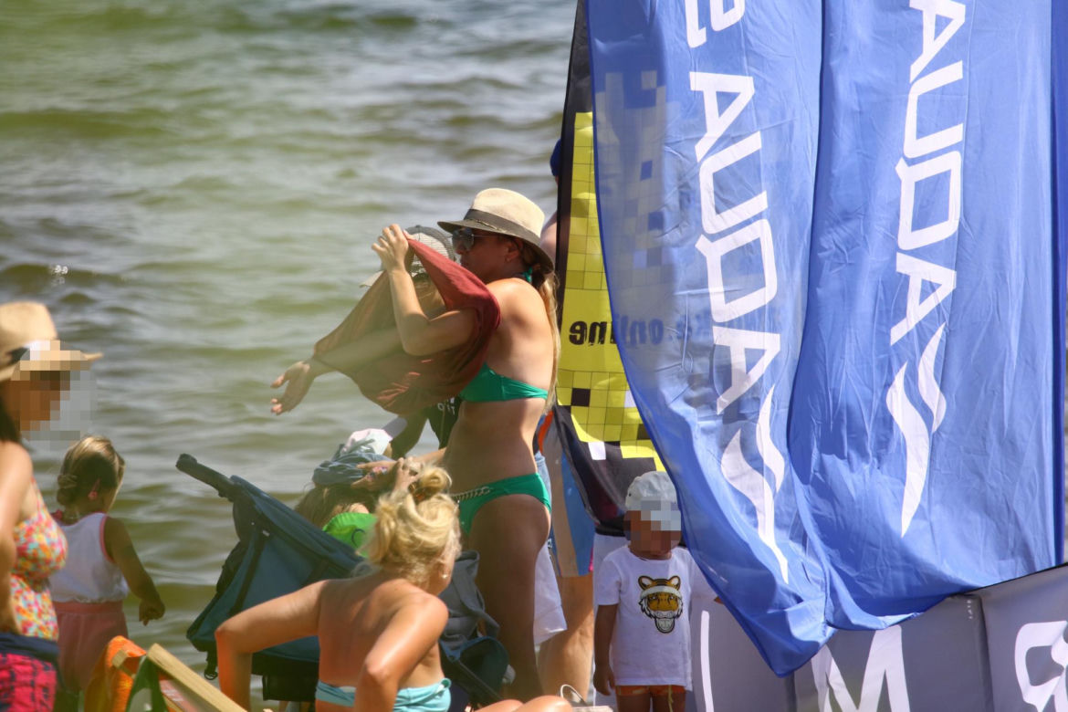 Posłanka Gajewska z dziećmi na plaży