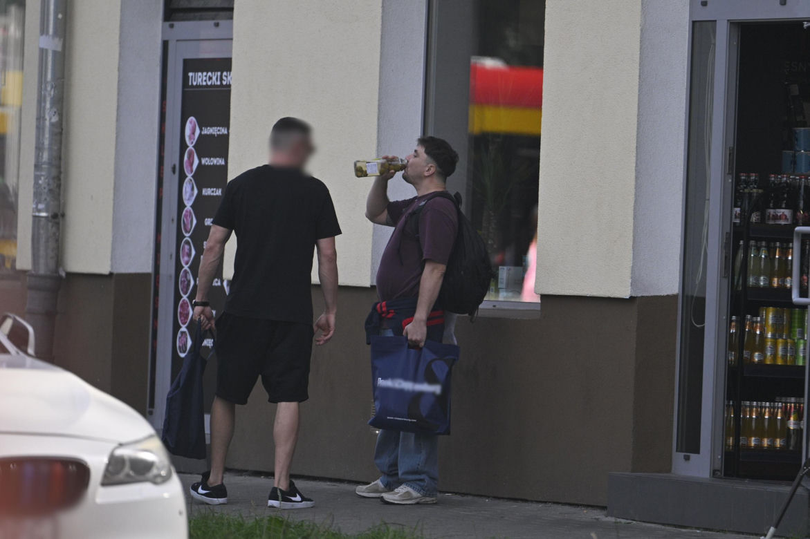 Daniel Martyniuk ładnie się bawi w Warszawie. Mamy fotki