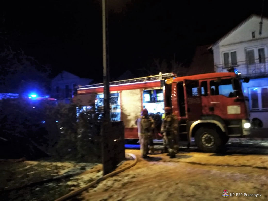 Przasnysz. Rodzina z dwojgiem dzieci bez dachu nad głową! W środku martwe psy i koty