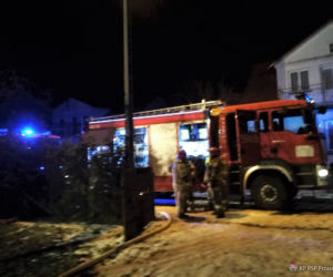 Przasnysz. Rodzina z dwojgiem dzieci bez dachu nad głową! W środku martwe psy i koty
