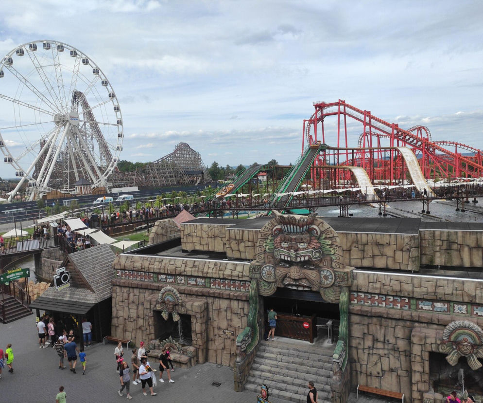 Widok na rollercoastery i diabelski młyn w Energylandii. O otwarciu parków 15 sierpnia przeczytasz na SE Superbiz.