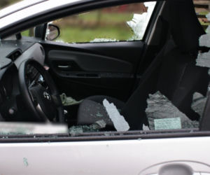 Święta na Podlasiu. Popił i pokłócił sie z wujkiem. Siekierą zniszczył mu auto [ZDJĘCIA]
