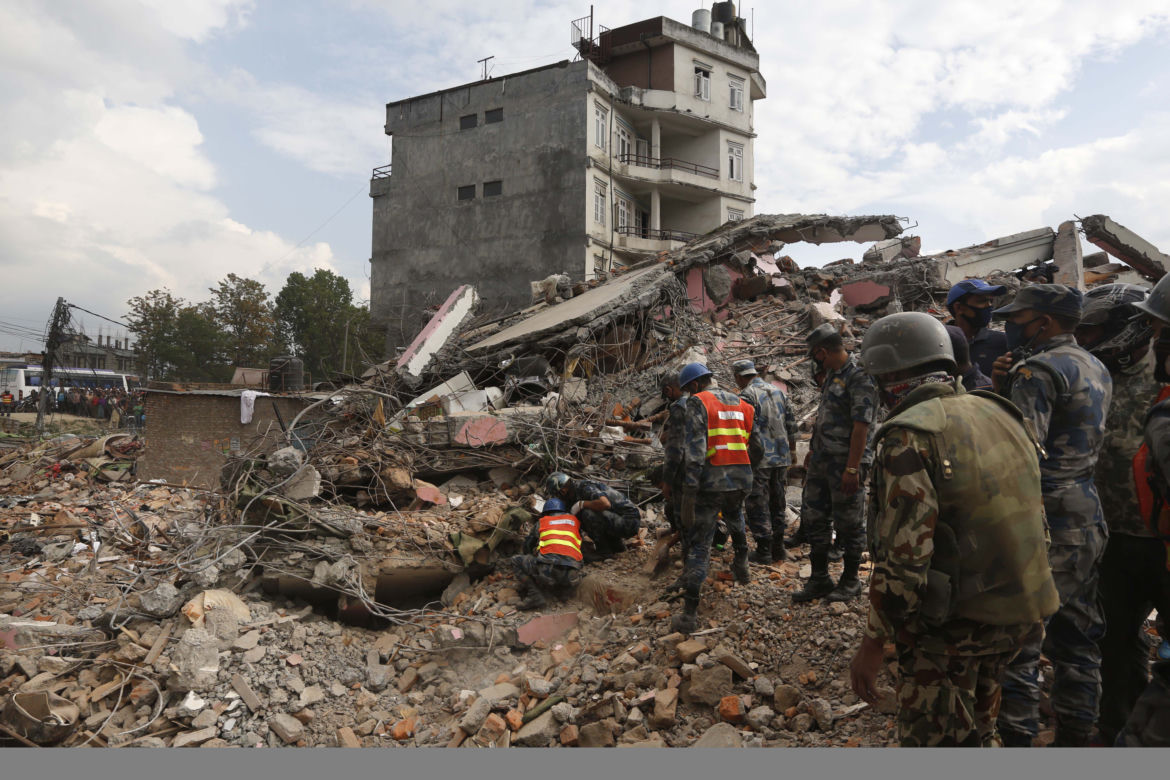 Ziemia pochłonęła Nepal