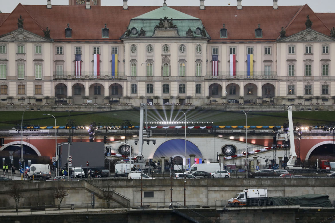 Przygotowania do wystąpienia Joe Bidena w Warszawie