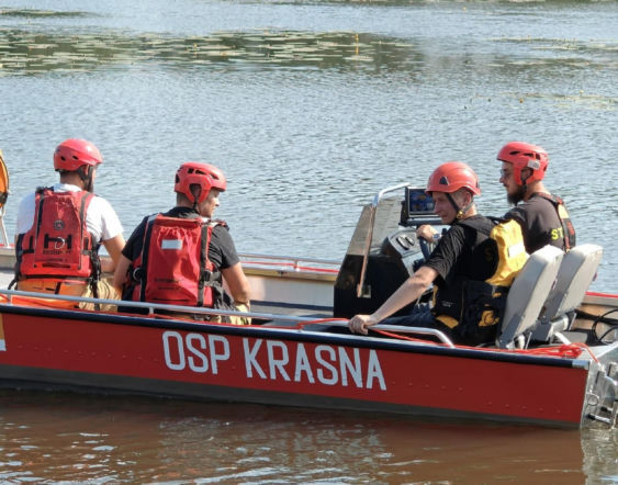 Strażacy OSP Krasna na łodzi podczas akcji nad zalewem. O akcji w Maleńcu przeczytasz na Eska Starachowice.