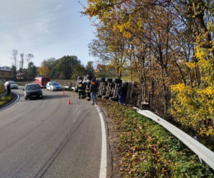 Ciężarówka wylądowała na boku! GROŹNY incydent w Trzycierzu