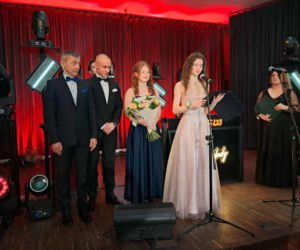 Tak bawili się maturzyści na studniówce skarżyskiego Erbla. Kreacje jak z czerwonego dywanu