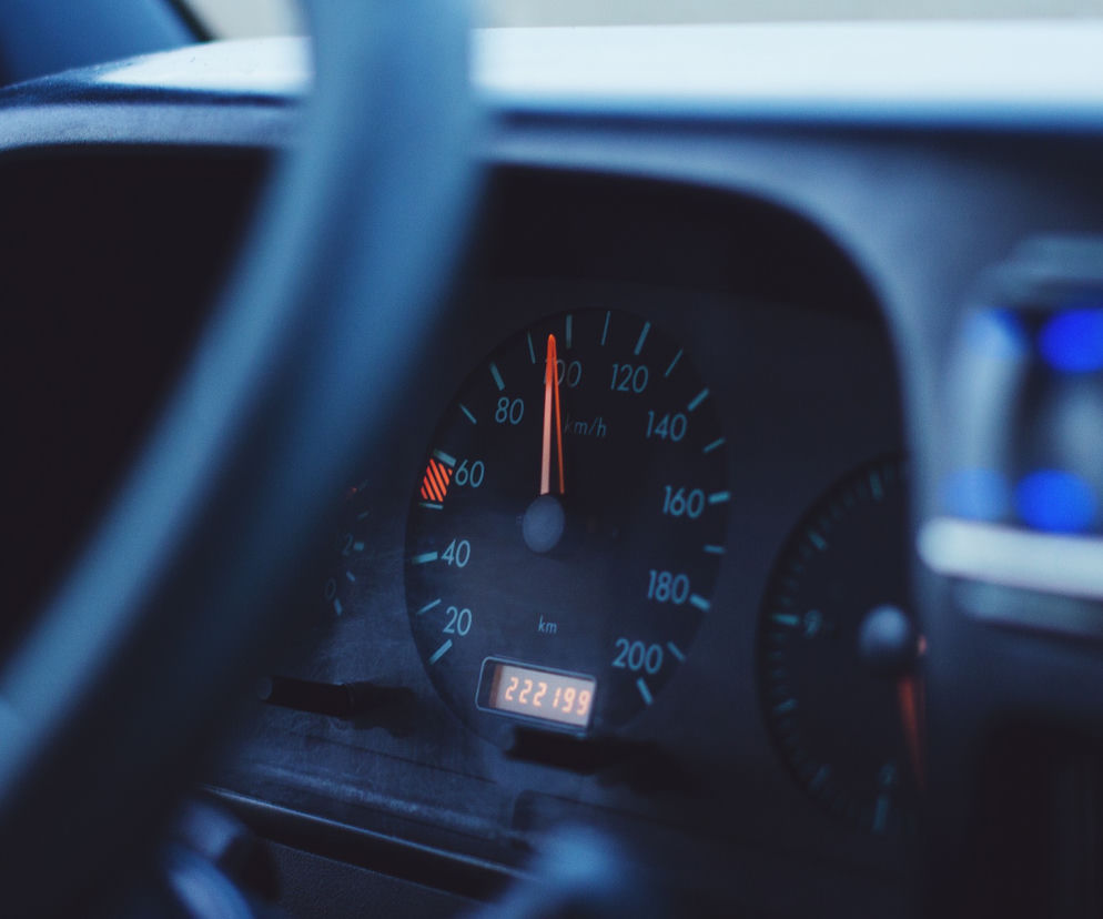 Właściciel auta i mechanik usłyszeli zarzuty za cofanie licznika