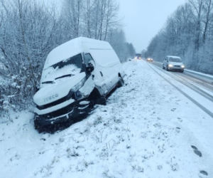 Groźny wypadek w Leżachowie! Kierowca audi nie dostosował prędkości do warunków [ZDJĘCIA]