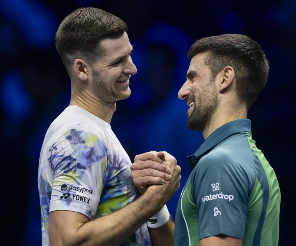 Hubert Hurkacz i Novak Djoković uśmiechają się i podają sobie ręce. O ich meczu w Szanghaju przeczytasz na SE Supersport.
