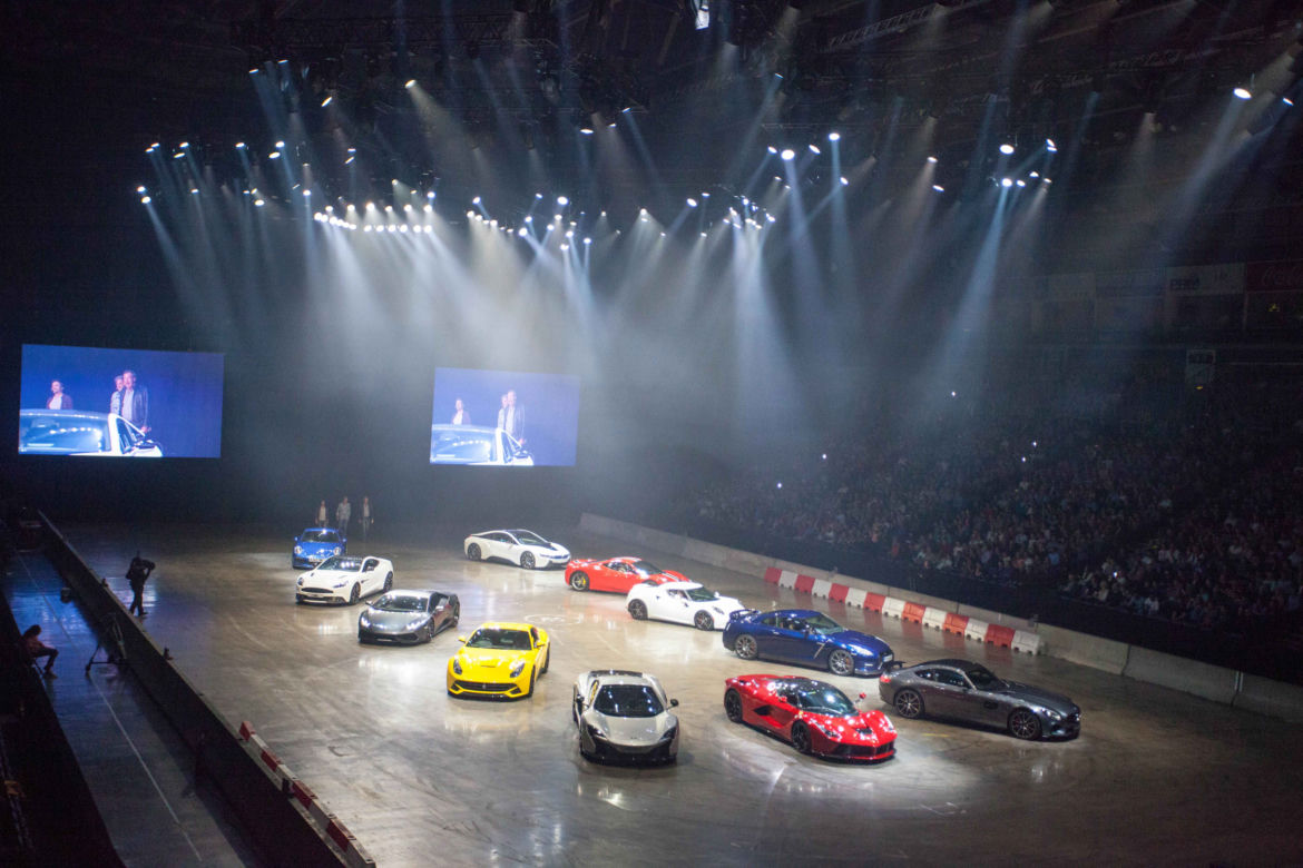 Parada Carporn w Belfaście podczas pierwszego przystanku ogólnoświatowej trasy Clarkson, Hammond & May Live