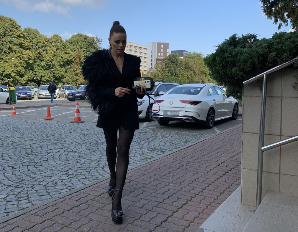 Natasza Urbańska zadaje szyku przy białym mercedesie