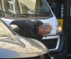 Kraksa na Filtrowej. Dwa auta zdemolowały stację Veturilo