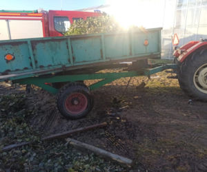 Kalisz. Dramatyczny wypadek w gospodarstwie. Mężczyzna został przygnieciony przez przyczepę